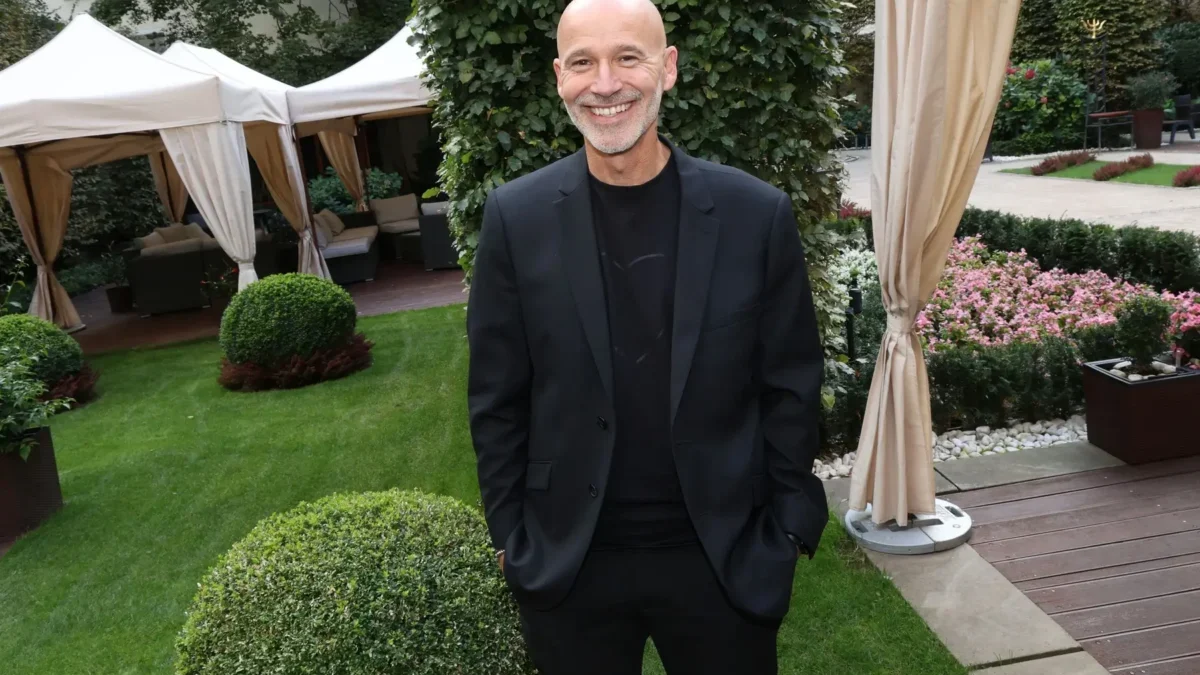 Honza Musil se usmívá.