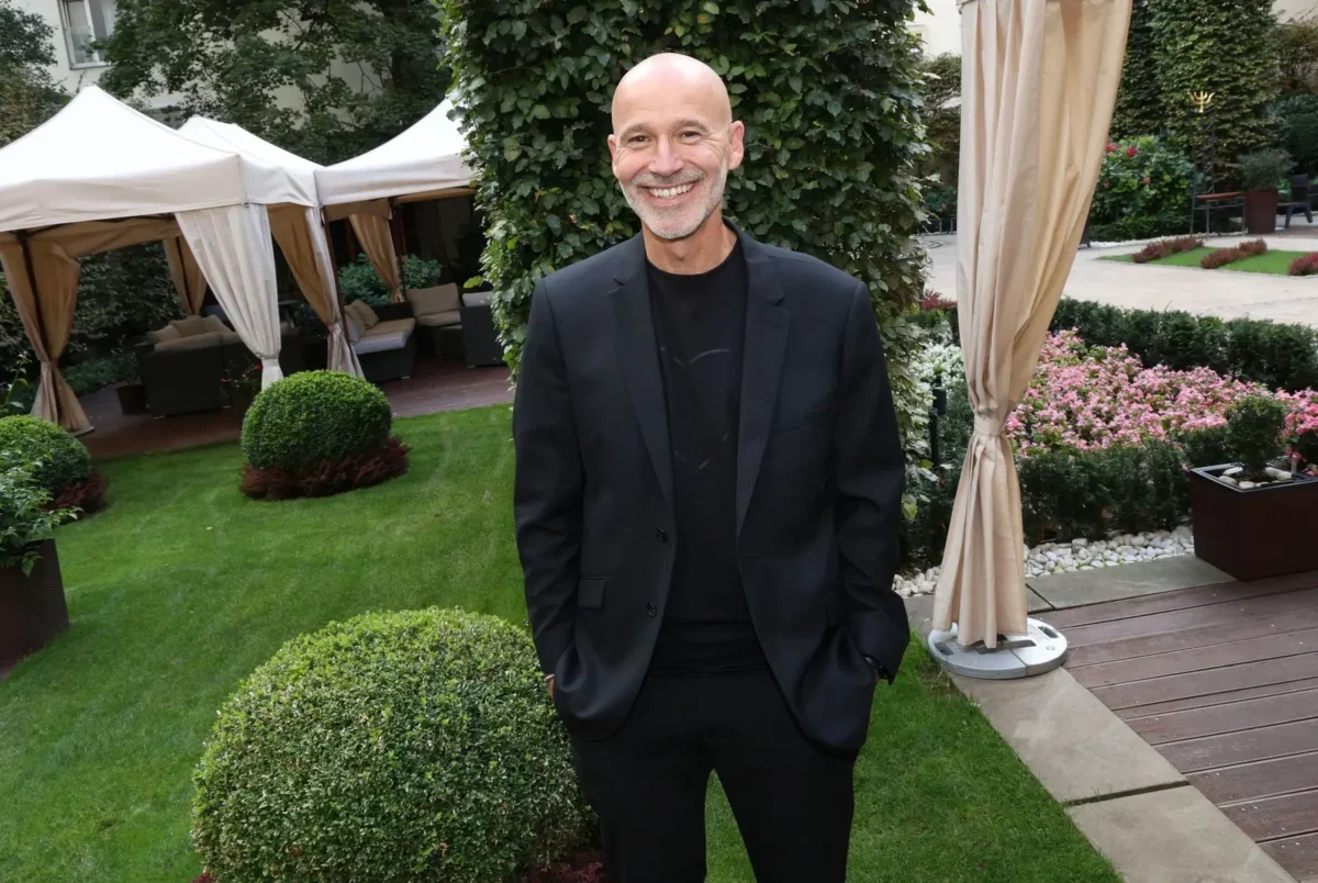 Honza Musil se usmívá.