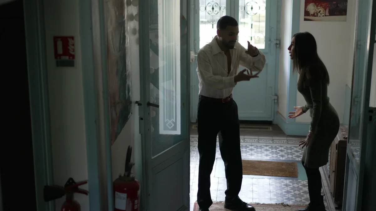 shutterstock_2300907731 | TVGURU.cz Muž se ženou se hádají.