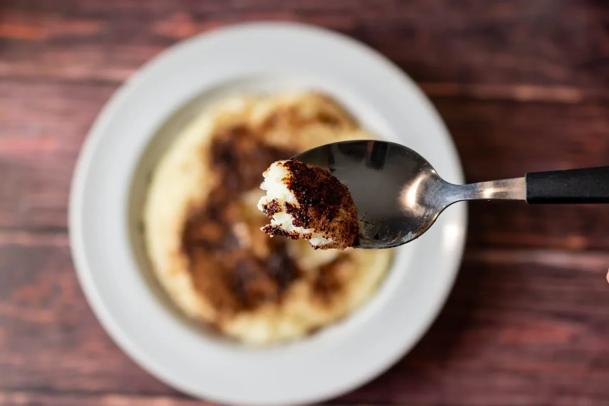 Na lžíci nabraná krupicová kaše