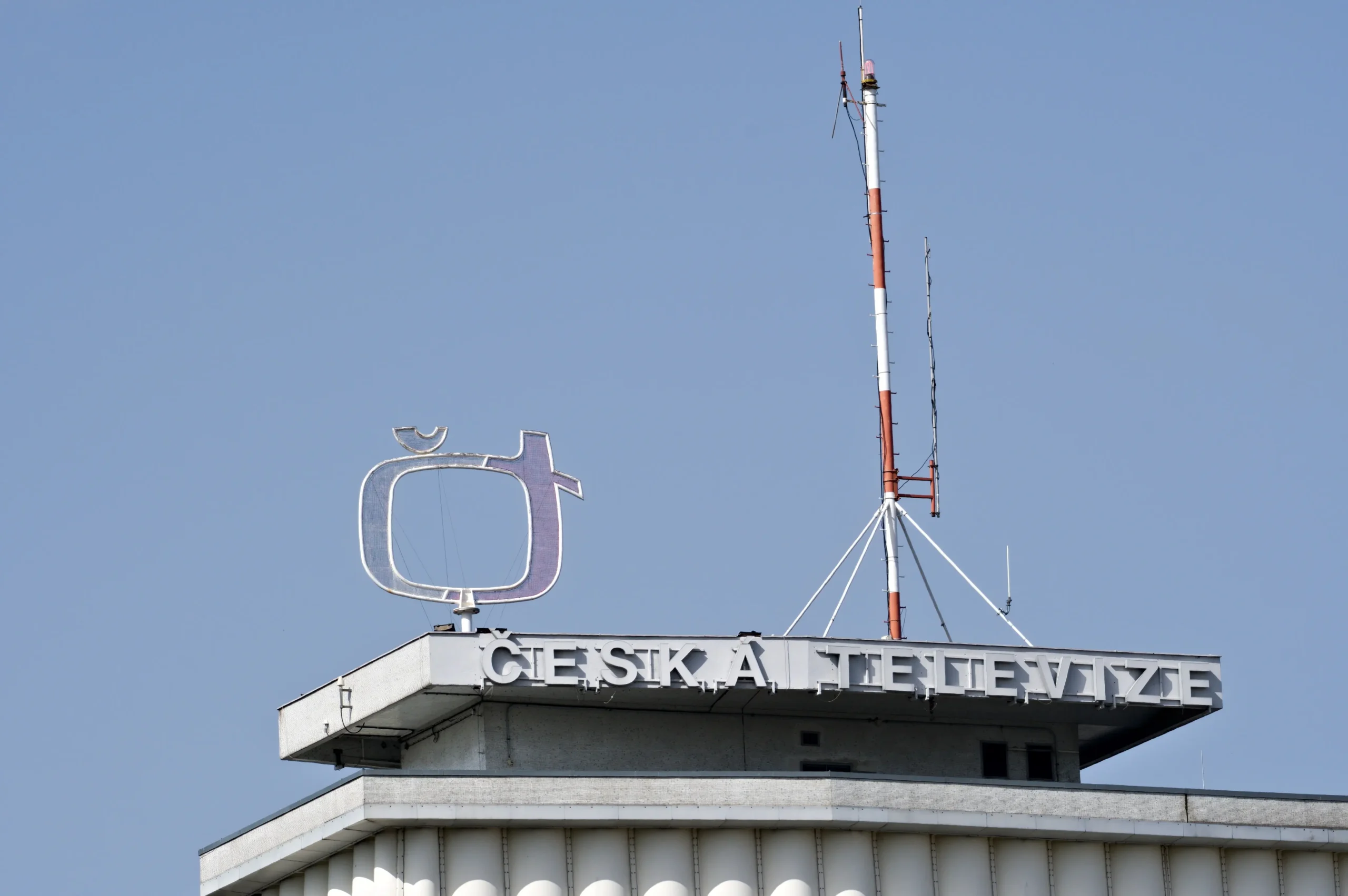 Budova a logo České televize