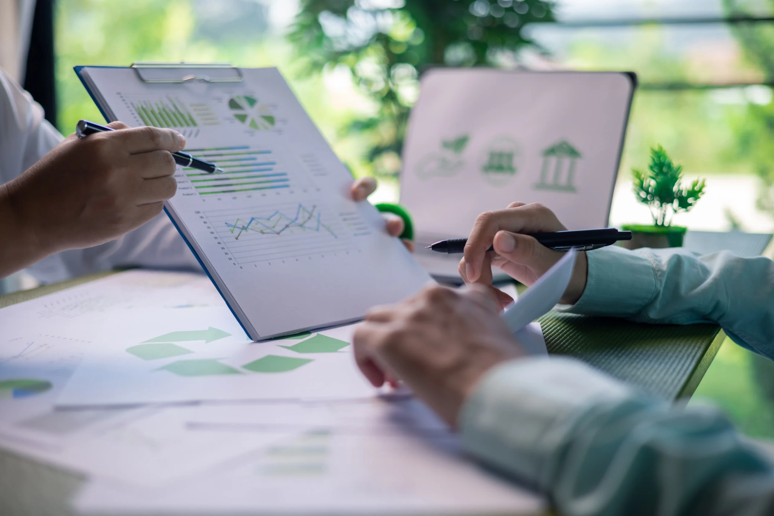 shutterstock_2529353593 1 | TVGURU.cz Žena drží papír se statistikou.