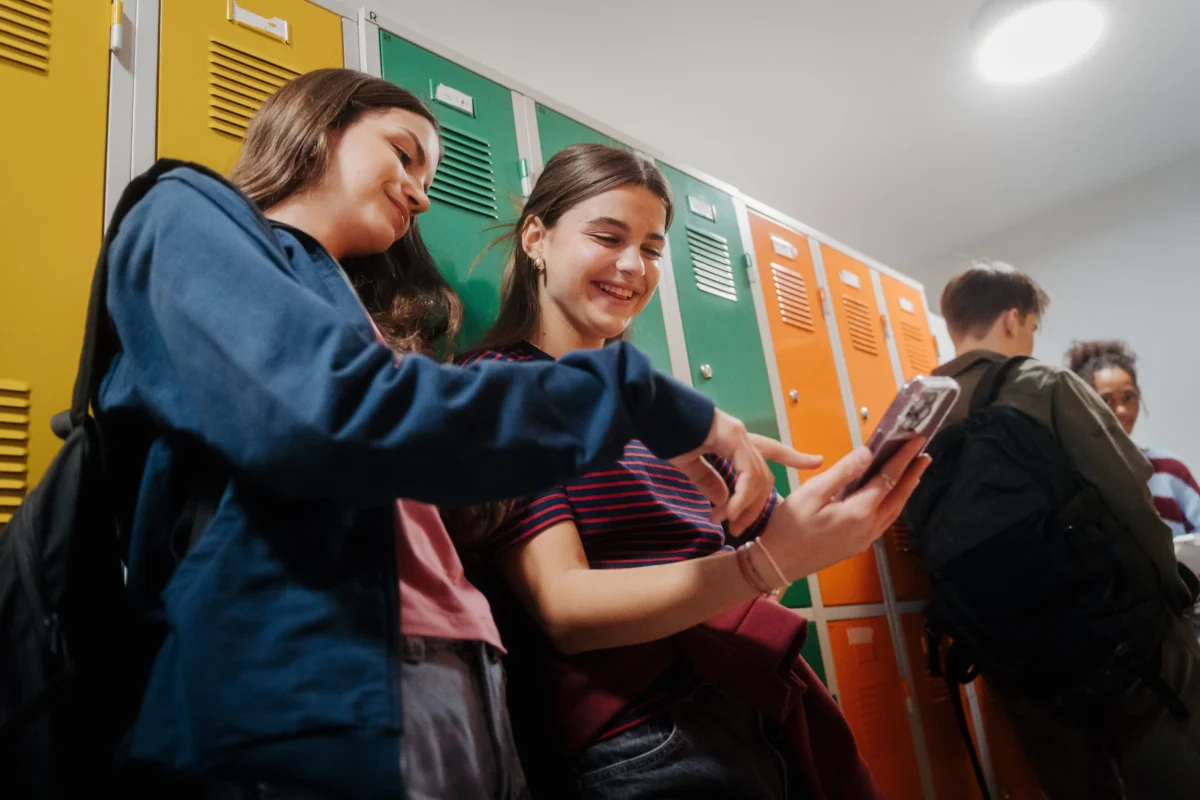 shutterstock_2705779833 1 | TVGURU.cz Teenageři stojí na chodbě.