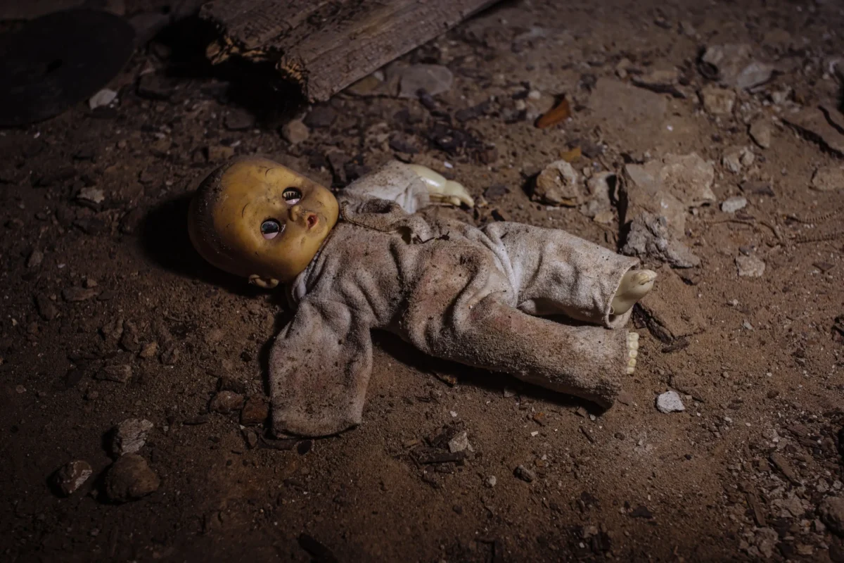 Stará panenka z dob socialismu leží v prachu.