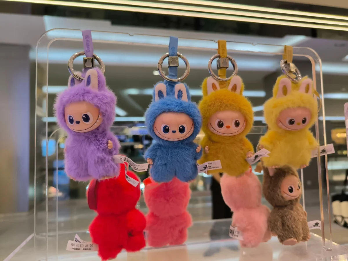 Labubu visí v obchodě.