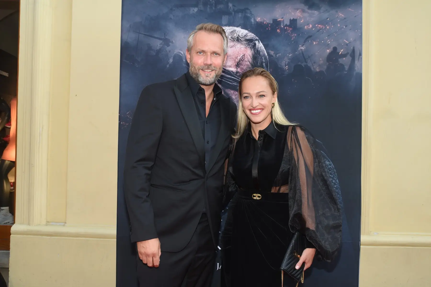 Ondřej Novotný stojí po boku ženy.