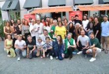 Herci ze seriálu Ulice pózují na fotku.