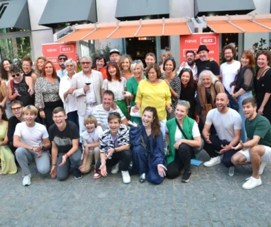 Herci ze seriálu Ulice pózují na fotku.