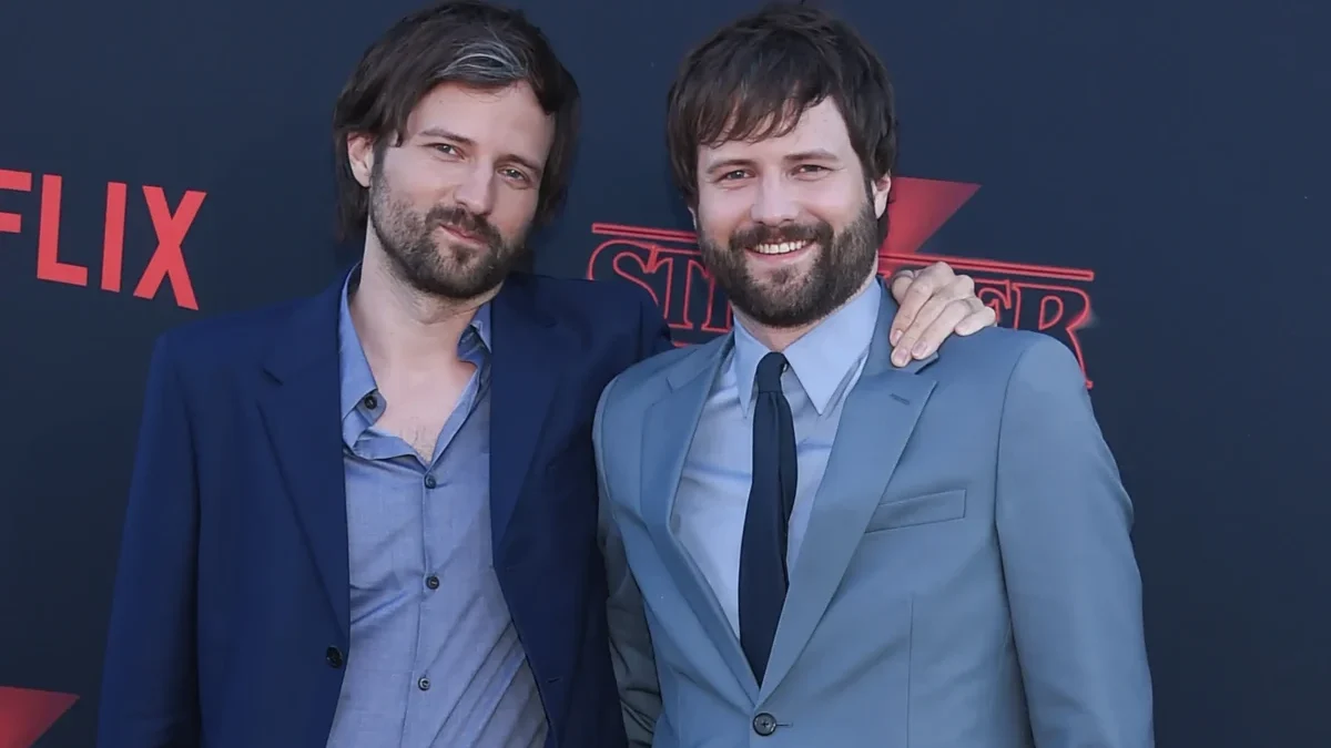 Tvůrce seriálu Stranger Things stojí vedle jiného muže.