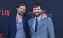 Tvůrce seriálu Stranger Things stojí vedle jiného muže.