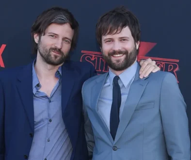 Tvůrce seriálu Stranger Things stojí vedle jiného muže.