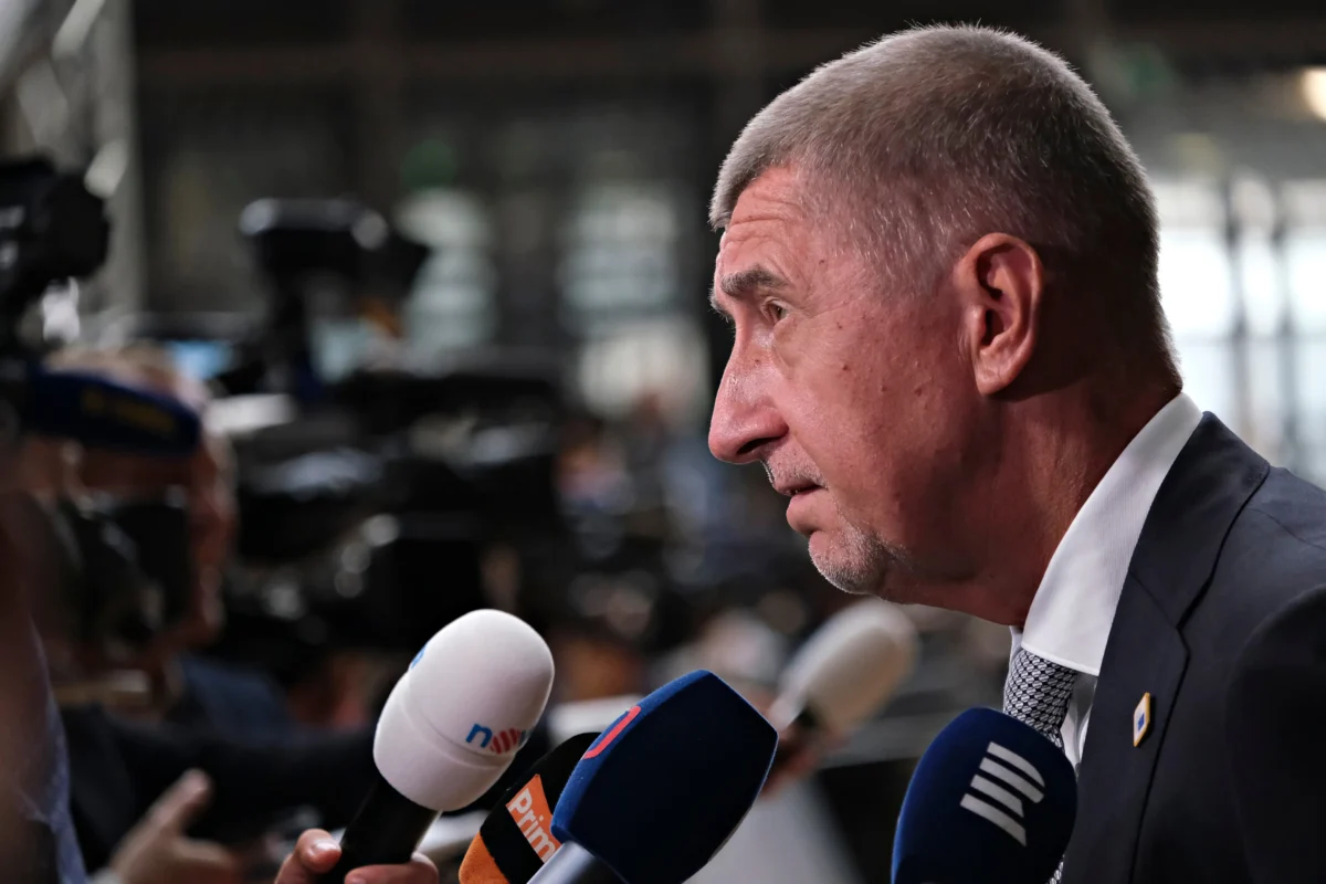 shutterstock_1453543181-2 | TVGURU.cz Andrej Babiš mluví do mikrofonu.