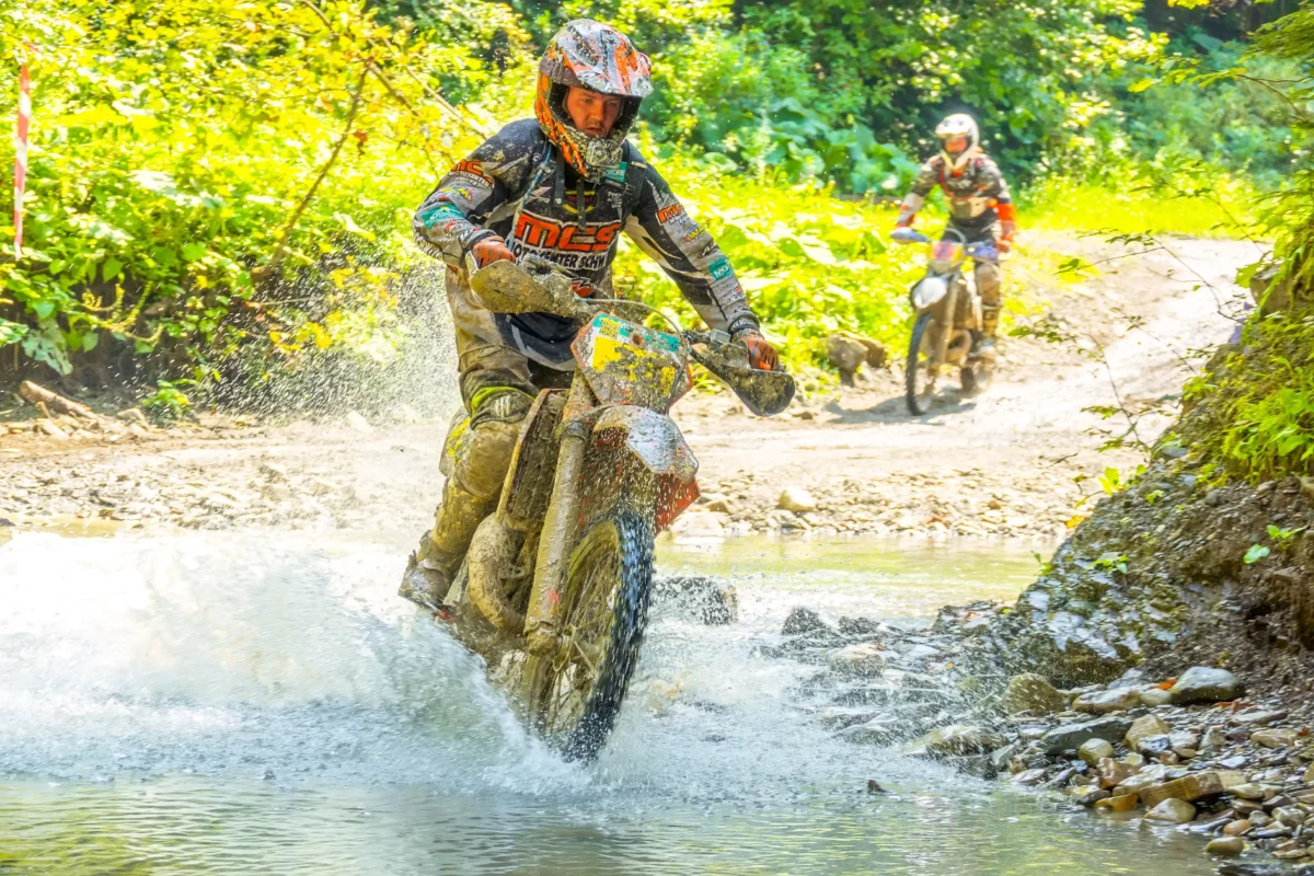 shutterstock_2028371066-2 | TVGURU.cz Lidé na motorkách projíždí vodou.