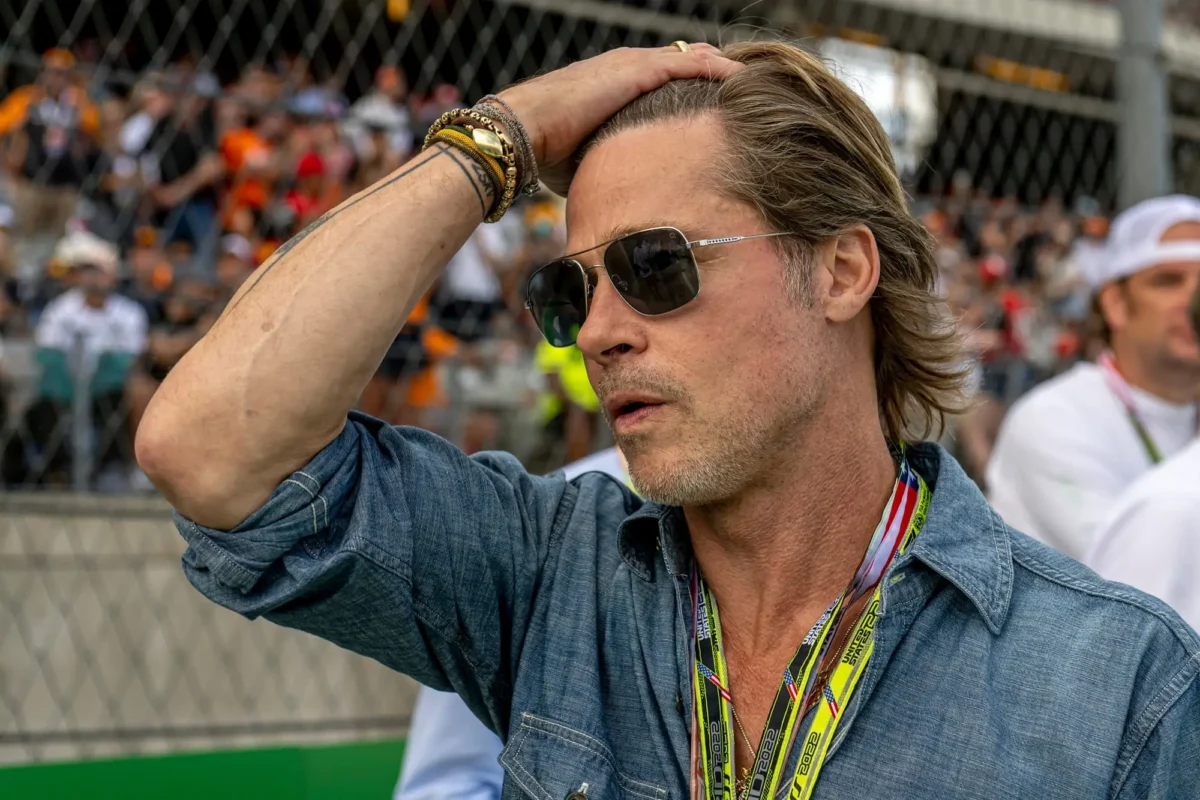 Brad Pitt si pročesává vlasy.