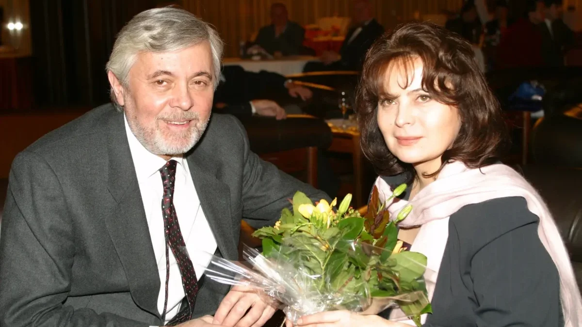 Jan Abrhám a Libuše Šafránková sedí vedle sebe.