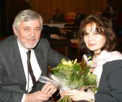 Jan Abrhám a Libuše Šafránková sedí vedle sebe.