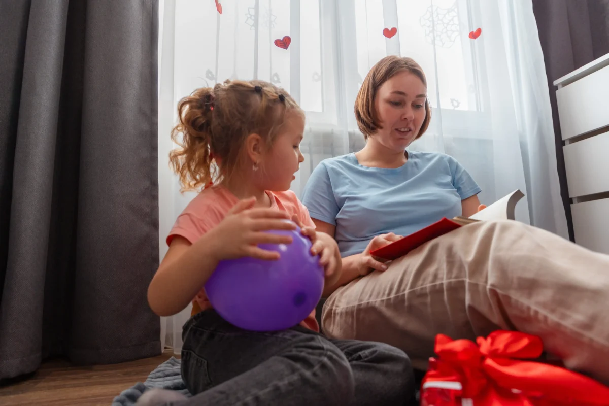 Žena čte knihu dítěti.