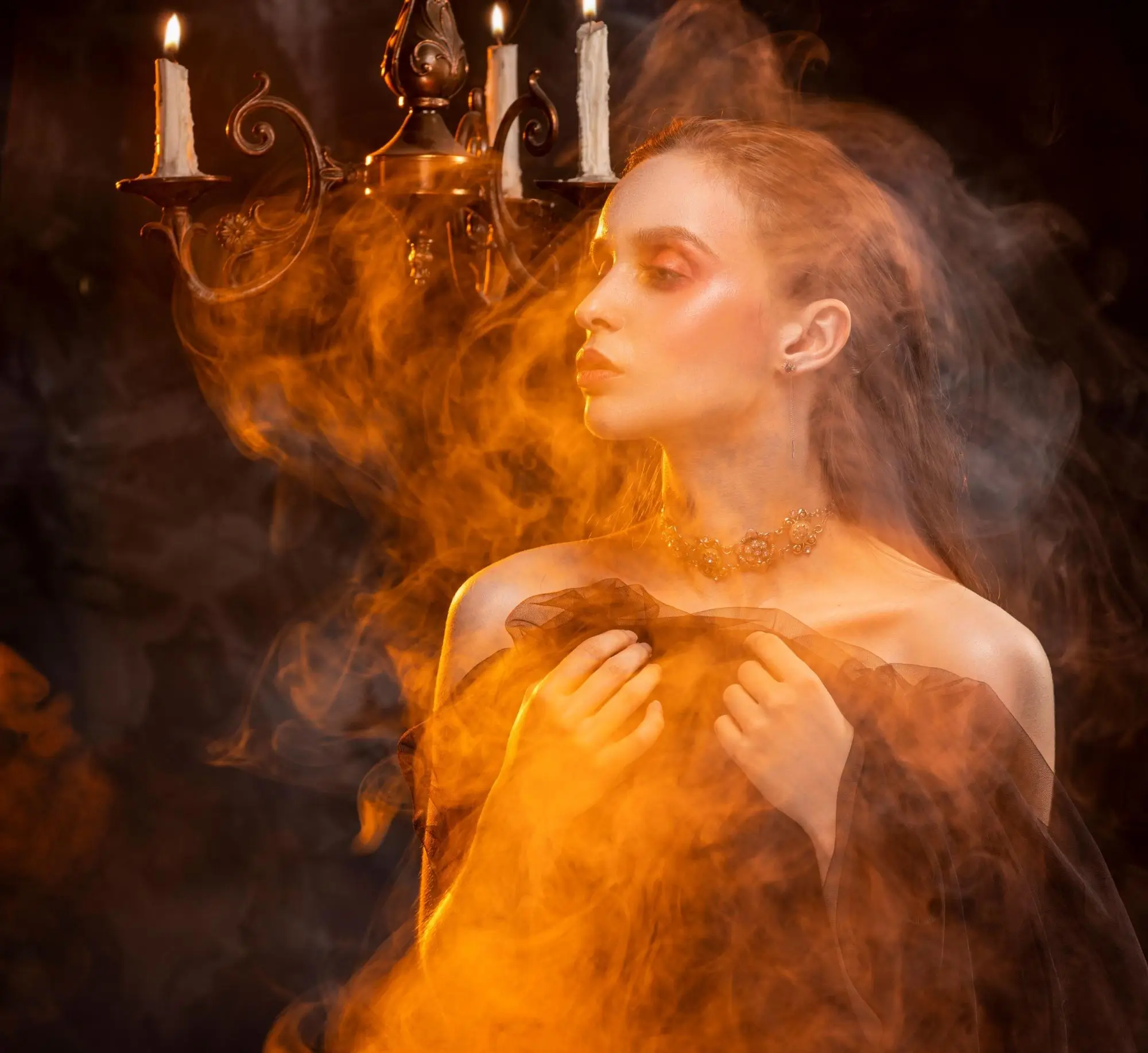 Žena schovaná za kouřem. 