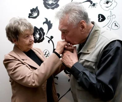 Muž herečce Marii Kyselkové dává pusu na ruku.