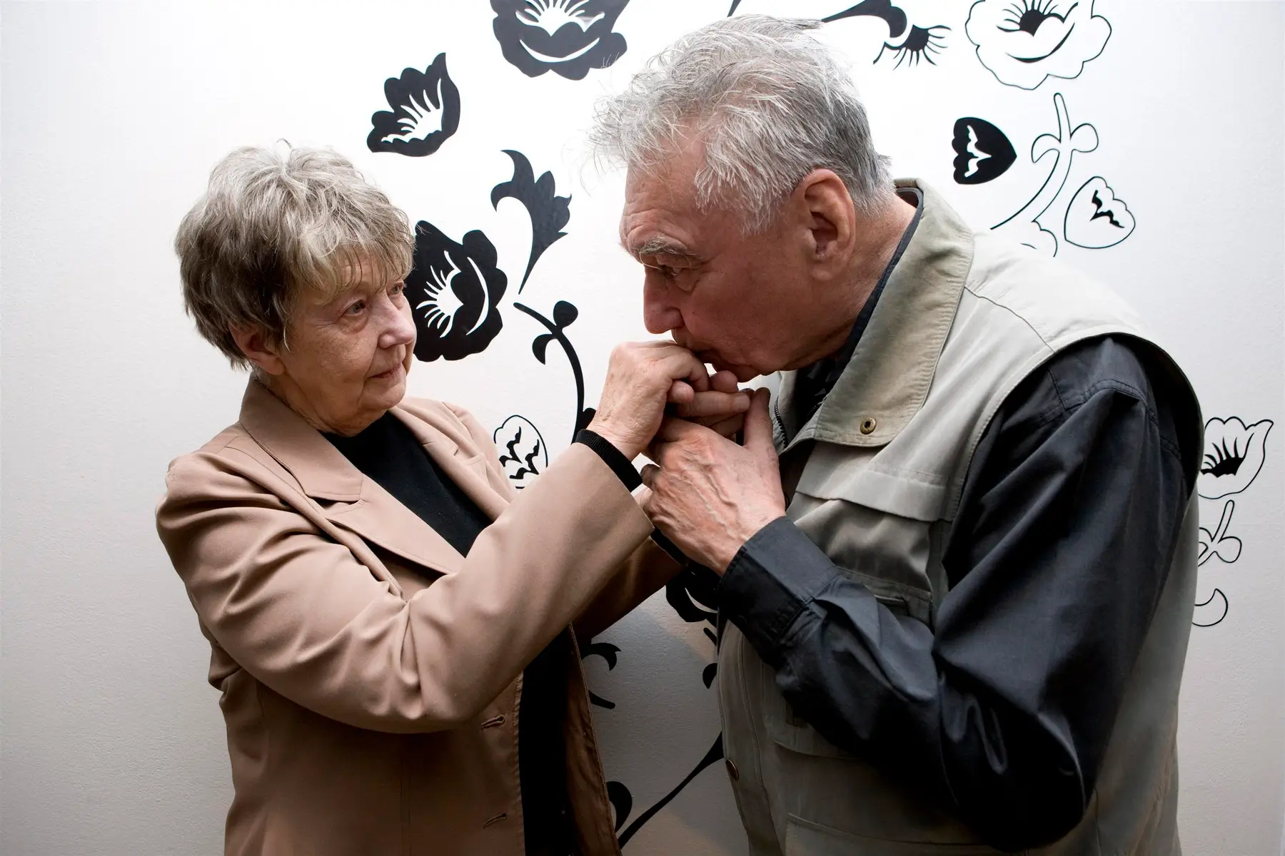 Muž herečce Marii Kyselkové dává pusu na ruku.