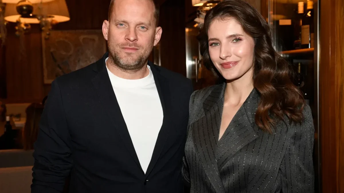 Jakub Prachař stojí vedle své partnerky Sary.