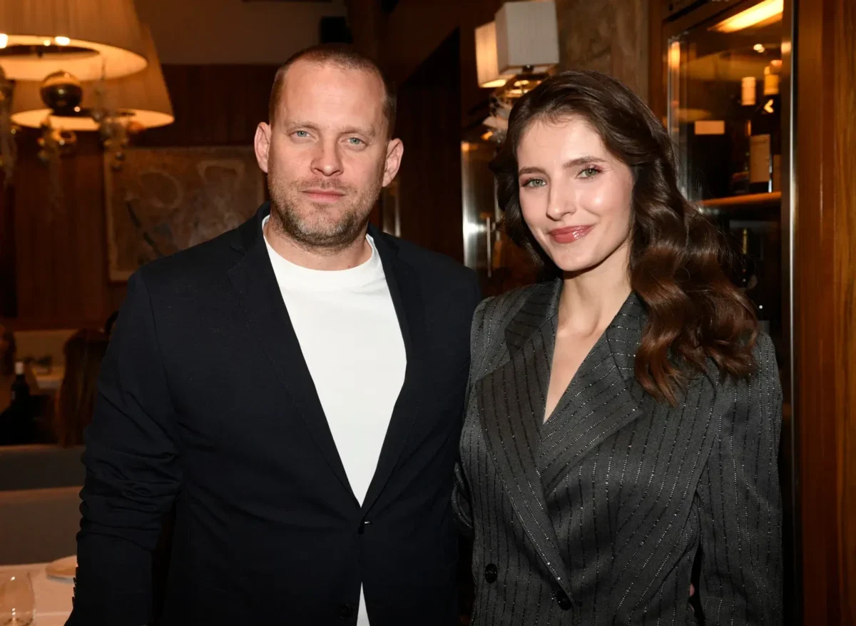 Jakub Prachař stojí vedle své partnerky Sary.