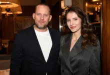 Jakub Prachař stojí vedle své partnerky Sary.