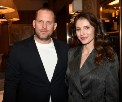 Jakub Prachař stojí vedle své partnerky Sary.