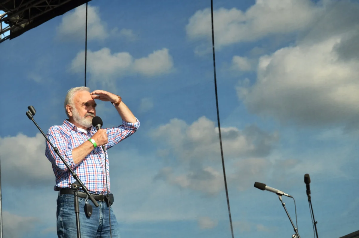 Zdeněk Svěrák si stíní oči. 