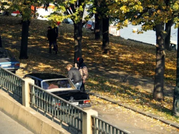 Retro auta parkují podél plotu.