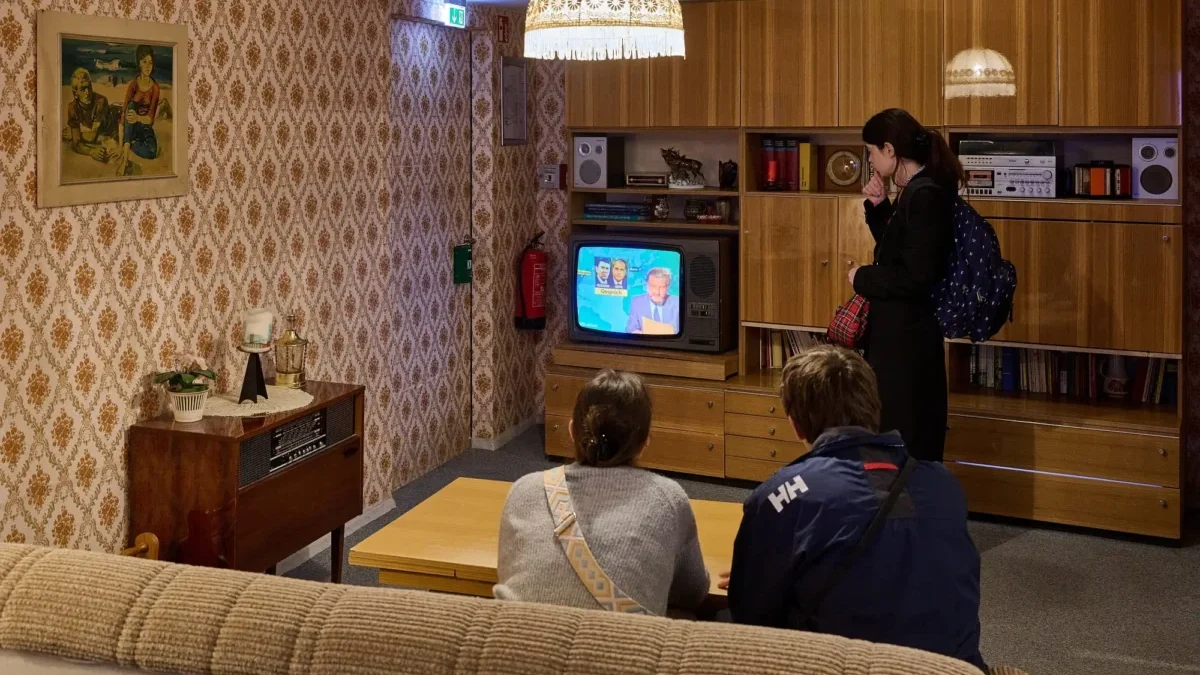 Televizor je právem fenoménem minulého století, ne vždycky ale poskytoval dost zábavy. Čím se lidé bavili, když televize nebavila? Zdroj: Shutterstock