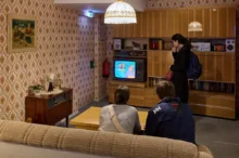 Televizor je právem fenoménem minulého století, ne vždycky ale poskytoval dost zábavy. Čím se lidé bavili, když televize nebavila? Zdroj: Shutterstock