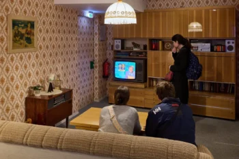 Televizor je právem fenoménem minulého století, ne vždycky ale poskytoval dost zábavy. Čím se lidé bavili, když televize nebavila? Zdroj: Shutterstock