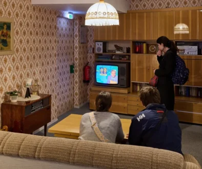 Televizor je právem fenoménem minulého století, ne vždycky ale poskytoval dost zábavy. Čím se lidé bavili, když televize nebavila? Zdroj: Shutterstock