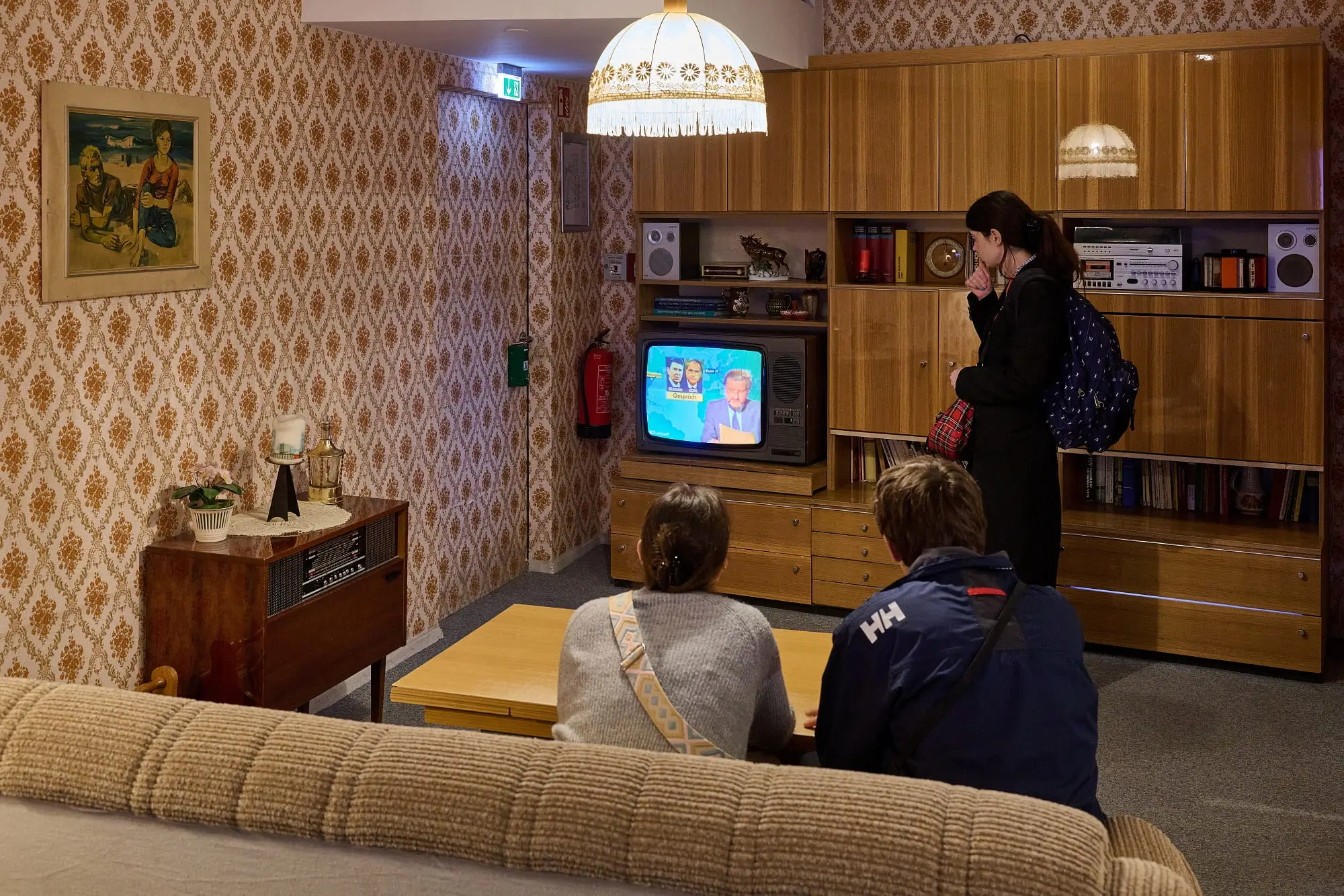 Televizor je právem fenoménem minulého století, ne vždycky ale poskytoval dost zábavy. Čím se lidé bavili, když televize nebavila? Zdroj: Shutterstock