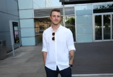 Jakub Štáfek stojí a má ruce v kapsách.
