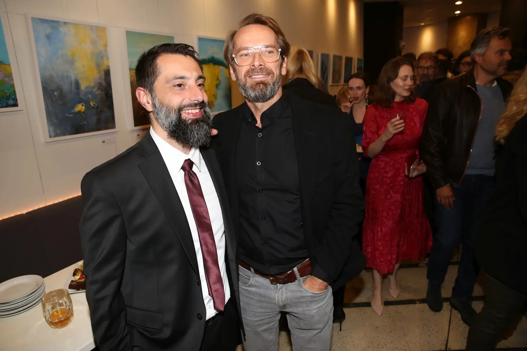 profimedia-0816212027 1 | TVGURU.cz Jan Révai stojí vedle usměvavého muže.