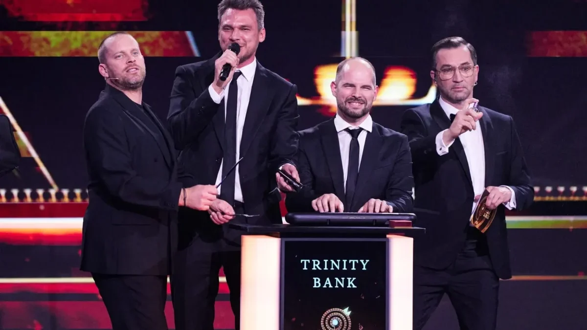 čtyři muži na pódiu