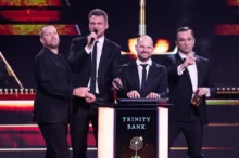 čtyři muži na pódiu