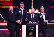 čtyři muži na pódiu