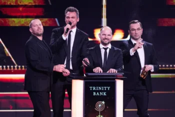 čtyři muži na pódiu