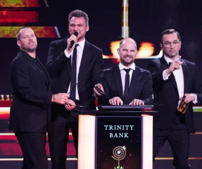 čtyři muži na pódiu