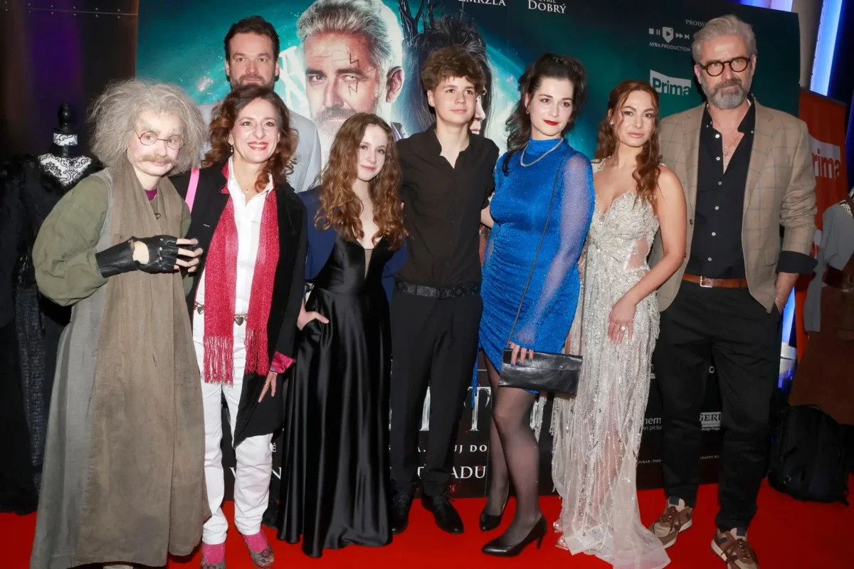 muži a ženy před plátnem