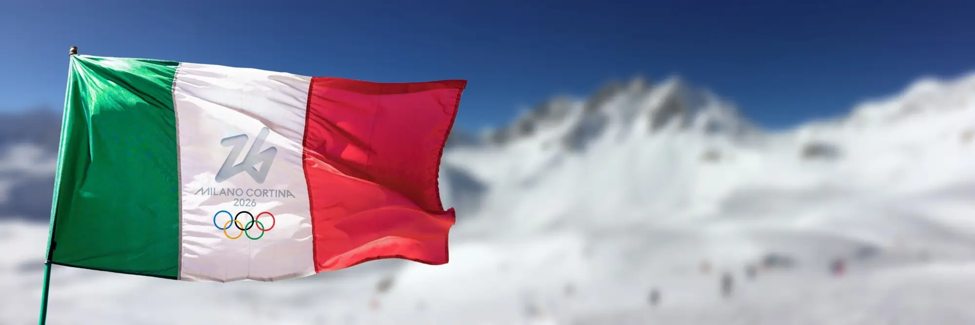 Vlajka s nápisem Milano Cortina