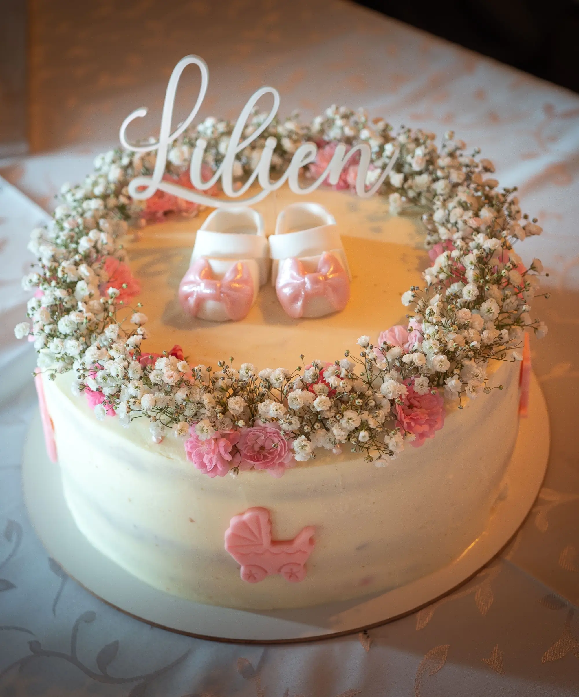 Na dortě je jméno Lilien.