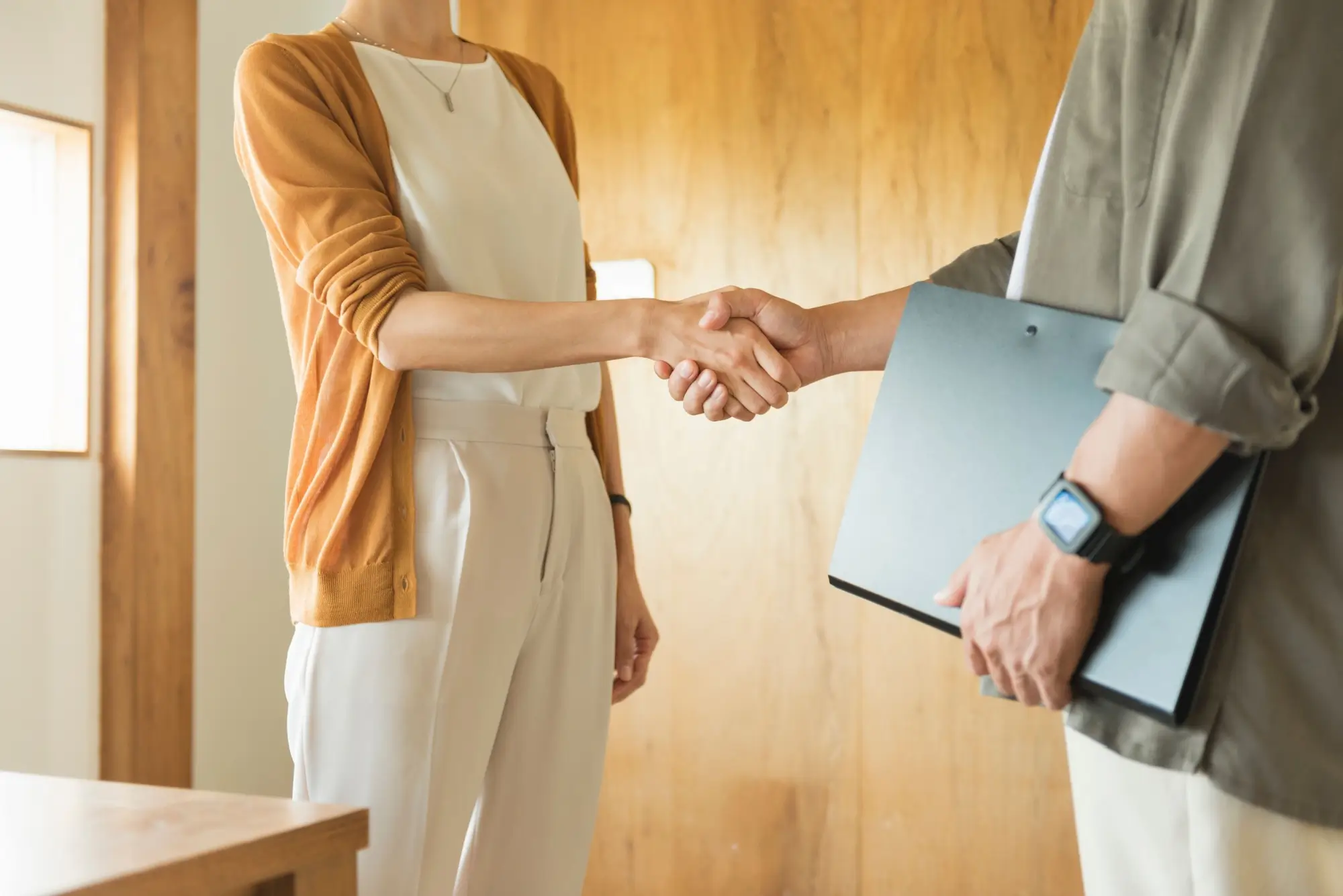 Lidé si třesou rukou. 