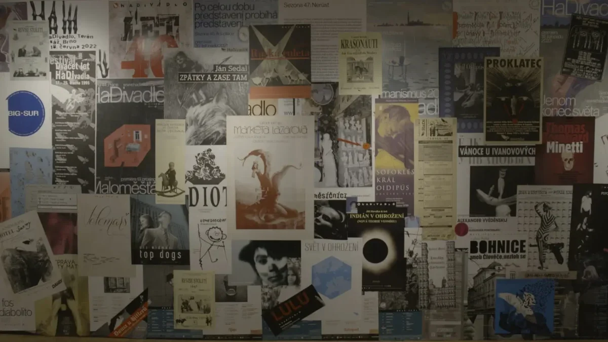 Nástěnka plná plakátů