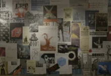 Nástěnka plná plakátů