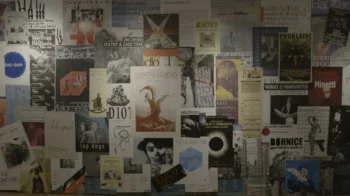 Nástěnka plná plakátů