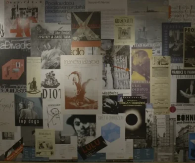 Nástěnka plná plakátů